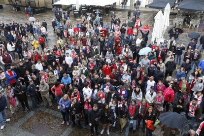 Los protagonistas del histórico ascenso de la Cultural fueron recibidos por decenas de aficionados en la plaza de San Marcelo.