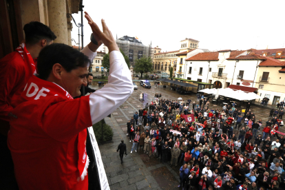 Los protagonistas del histórico ascenso de la Cultural fueron recibidos por decenas de aficionados en la plaza de San Marcelo.