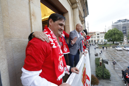 Los protagonistas del histórico ascenso de la Cultural fueron recibidos por decenas de aficionados en la plaza de San Marcelo.