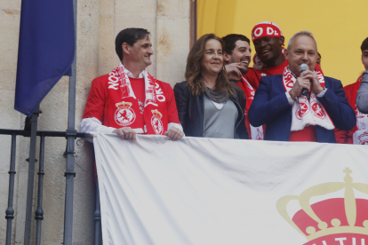 Los protagonistas del histórico ascenso de la Cultural fueron recibidos por decenas de aficionados en la plaza de San Marcelo.