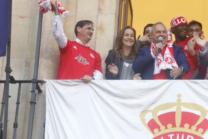 Los protagonistas del histórico ascenso de la Cultural fueron recibidos por decenas de aficionados en la plaza de San Marcelo.