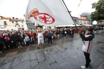 Los protagonistas del histórico ascenso de la Cultural fueron recibidos por decenas de aficionados en la plaza de San Marcelo.