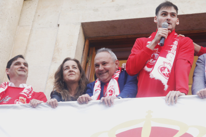 Los protagonistas del histórico ascenso de la Cultural fueron recibidos por decenas de aficionados en la plaza de San Marcelo.