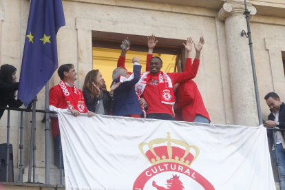 Los protagonistas del histórico ascenso de la Cultural fueron recibidos por decenas de aficionados en la plaza de San Marcelo.