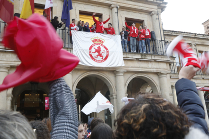 Los protagonistas del histórico ascenso de la Cultural fueron recibidos por decenas de aficionados en la plaza de San Marcelo.