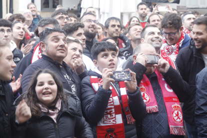 Los protagonistas del histórico ascenso de la Cultural fueron recibidos por decenas de aficionados en la plaza de San Marcelo.