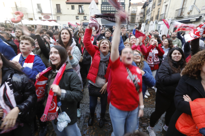 Los protagonistas del histórico ascenso de la Cultural fueron recibidos por decenas de aficionados en la plaza de San Marcelo.