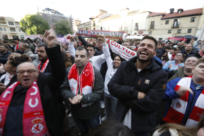 Los protagonistas del histórico ascenso de la Cultural fueron recibidos por decenas de aficionados en la plaza de San Marcelo.