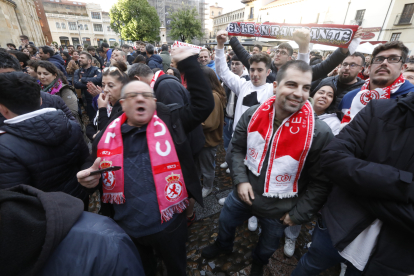 Los protagonistas del histórico ascenso de la Cultural fueron recibidos por decenas de aficionados en la plaza de San Marcelo.