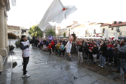 Los protagonistas del histórico ascenso de la Cultural fueron recibidos por decenas de aficionados en la plaza de San Marcelo.