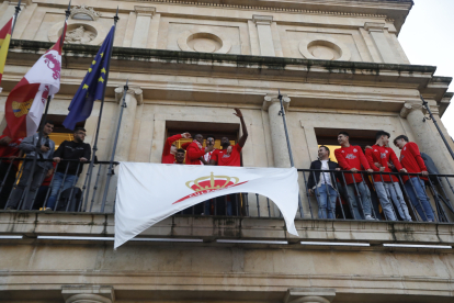 Los protagonistas del histórico ascenso de la Cultural fueron recibidos por decenas de aficionados en la plaza de San Marcelo.