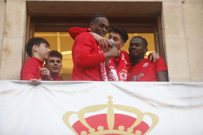 Los protagonistas del histórico ascenso de la Cultural fueron recibidos por decenas de aficionados en la plaza de San Marcelo.