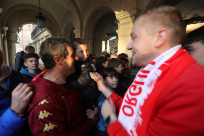 Los protagonistas del histórico ascenso de la Cultural fueron recibidos por decenas de aficionados en la plaza de San Marcelo.