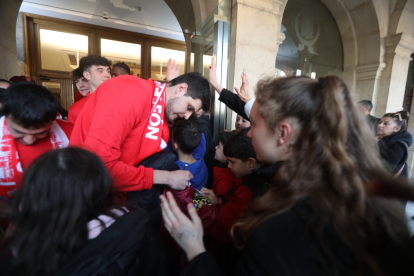 Los protagonistas del histórico ascenso de la Cultural fueron recibidos por decenas de aficionados en la plaza de San Marcelo.