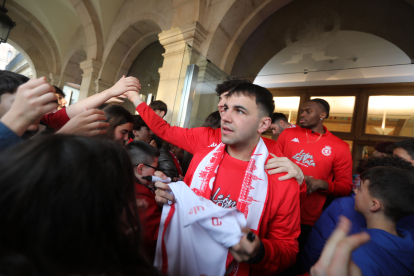 Los protagonistas del histórico ascenso de la Cultural fueron recibidos por decenas de aficionados en la plaza de San Marcelo.