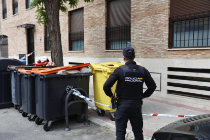 La Policía Nacional investiga el hallazgo del cadáver de un bebé de unos tres meses entre unos cubos de basura del distrito madrileño de Barajas. EFE/ Rodrigo Jiménez