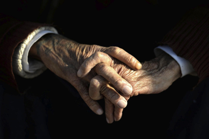 Vista de las manos de un anciano, en una imagen de archivo. EFE/Darek Delmanowicz