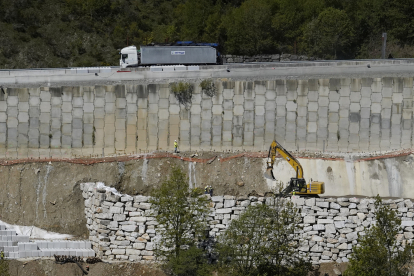 Obras de reconstrucción del viaducto O Castro (León), de la autovía A6 en sentido A Coruña