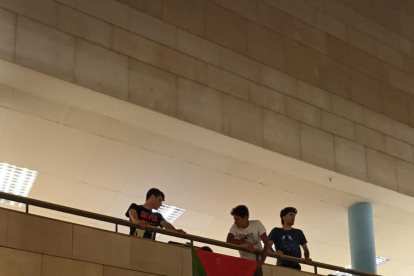 Varios universitarios acampan en la Biblioteca Universitaria de León durante la noche en apoyo al pueblo Palestino