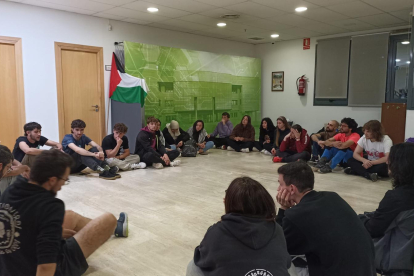 Varios universitarios acampan en la Biblioteca Universitaria de León durante la noche en apoyo al pueblo Palestino