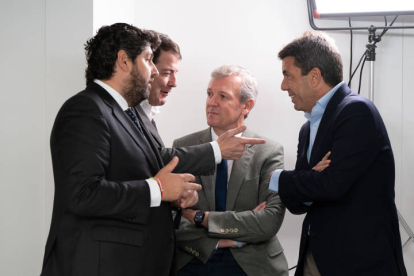 Los presidentes de Galicia, Alfonso Rueda (c); Murcia, Fernando López Miras (i); Valencia, Carlos Mazón (d), y Castilla y León, Alfonso Fernández Mañueco (2i), durante la reunión del Comité Ejecutivo Nacional del PP.