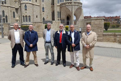 Miembros de Defensa y del Ayuntamiento de Astorga