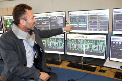 Enrique Blanco muestra una de las pantallas de la sala de control del CERN.