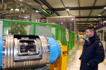 Borja Fernández muestra una réplica de la interconexión de dos imanes superconductores del LHC.