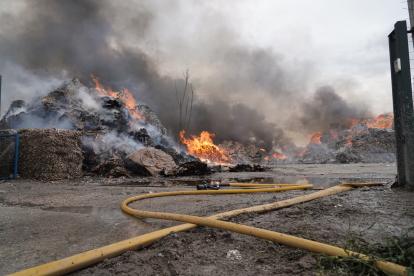 Incendio en una planta de cartones y plásticos en Aldeamayor (Valladolid)