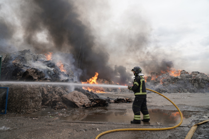 Incendio en una planta de cartones y plásticos en Aldeamayor (Valladolid)