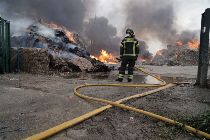 Incendio en una planta de cartones y plásticos en Aldeamayor (Valladolid)