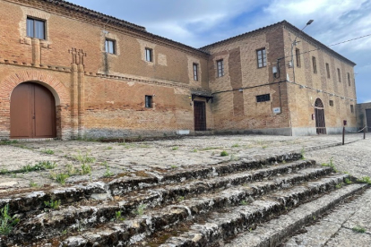 Tiene más de 3.000 metros cuadrados, una finca de tres hectáreas, dos piscinas y cementerio propio