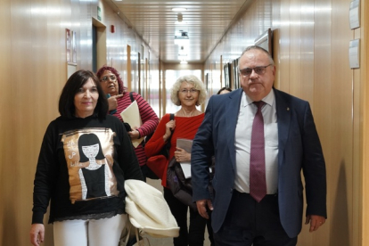 El consejero de Sanidad, Alejandro Vázquez, se reúne con la coordinadora de las Plataformas por la Sanidad Pública de Castilla y León.