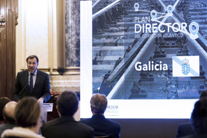 El ministro de Transportes y Movilidad Sostenible, Óscar Puente interviene en la presentación del avance del Plan Director del Corredor Atlántico para Galicia, este jueves.