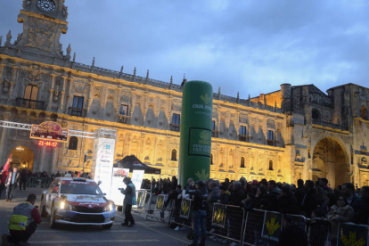La plaza de San Marcos albergó la protocolaria salida oficial del Rallye Reino de León, valedero para la Copa de España