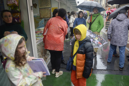 Pese a la lluvia, muchos lectores se han acercado hasta la Feria del Libro