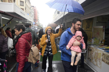 Pese a la lluvia, muchos lectores se han acercado hasta la Feria del Libro