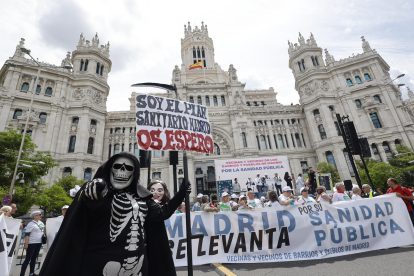 La plataforma Vecinas y vecinos de barrios y pueblos de Madrid ha convocado este domingo en Madrid una manifestación en defensa de la sanidad pública y para protestar contra las políticas del Ejecutivo madrileño que consideran como 
