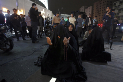 Mujeres iraníes rezan en la plaza Vali-Asr por el presidente iraní, tras su accidente de helicóptero, el 19 de mayo de 2024. EFE/Abedin Taherkenareh