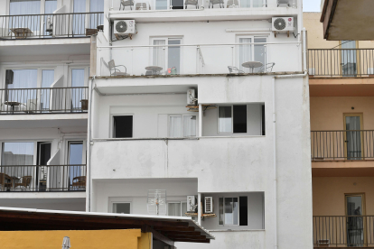 La Policía Nacional investiga la muerte de un turista alemán de 21 años en Playa de Palma, cuyo cuerpo ha sido encontrado en un callejón de la calle Guillem Cirerol este lunes. El aviso de este suceso ha tenido lugar pasadas las 8:00 horas cuando unos trabajadores pasaban por la zona y han visto en el suelo a un varón herido e inconsciente, han informado fuentes de la investigación. EFE/ Miquel A. Borràs