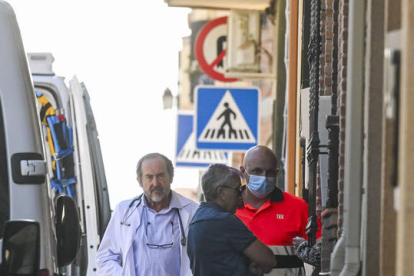 Miembros de los servicios médicos en el acceso a la vivienda después de que el hombre de 72 años, que permanecía atrincherado con un arma de fuego desde la noche de este domingo en una vivienda de Huétor Tájar (Granada) junto a sus dos nietos, de 10 y 12 años, matara a ambos y se ha suicidado.