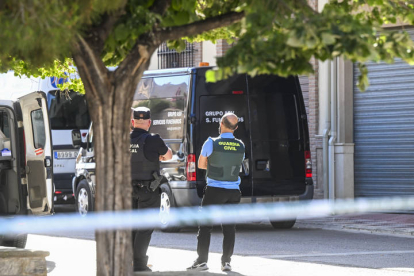 Miembros de los servicios médicos en el acceso a la vivienda después de que el hombre de 72 años, que permanecía atrincherado con un arma de fuego desde la noche de este domingo en una vivienda de Huétor Tájar (Granada) junto a sus dos nietos, de 10 y 12 años, matara a ambos y se ha suicidado.