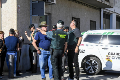 Miembros de los servicios médicos en el acceso a la vivienda después de que el hombre de 72 años, que permanecía atrincherado con un arma de fuego desde la noche de este domingo en una vivienda de Huétor Tájar (Granada) junto a sus dos nietos, de 10 y 12 años, matara a ambos y se ha suicidado.