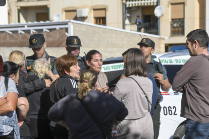 Miembros de los servicios médicos en el acceso a la vivienda después de que el hombre de 72 años, que permanecía atrincherado con un arma de fuego desde la noche de este domingo en una vivienda de Huétor Tájar (Granada) junto a sus dos nietos, de 10 y 12 años, matara a ambos y se ha suicidado.