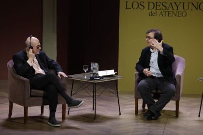 El escritor Salman Rushdie (i), que presenta en España su último libro, 'Cuchillo: meditaciones tras un intento de asesinato', donde reflexiona -en un tono que se llega a deslizar en lo humorístico- sobre el atentado casi mortal que sufrió en 2022, conversa con el escritor español Javier Cercas este lunes e el Ateneo de Madrid. EFE/  JJ Guillén