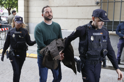 Imagen de archivo del sobrino de María del Monte, Antonio Tejado, que estaba en prisión preventiva a su llegada a los juzgados Prado San Sebastián de Sevilla. EFE/José Manuel Vidal