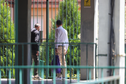 Varios estudiantes heridos tras caerse la escalera metálica Escalera metálica que se ha derrumbado en un instituto del Álvaro de Mendaña