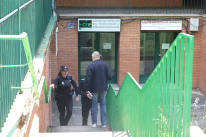 Varios estudiantes heridos tras caerse la escalera metálica Escalera metálica que se ha derrumbado en un instituto del Álvaro de Mendaña