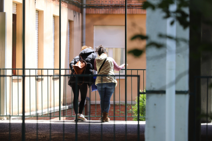 Varios estudiantes heridos tras caerse la escalera metálica Escalera metálica que se ha derrumbado en un instituto del Álvaro de Mendaña