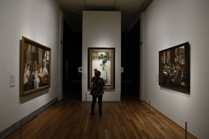 Una visitante observa varias obras durante la presentación de la exposición 'Arte y transformaciones sociales en España (1885-1910)' en el Museo del Prado de Madrid, este lunes.